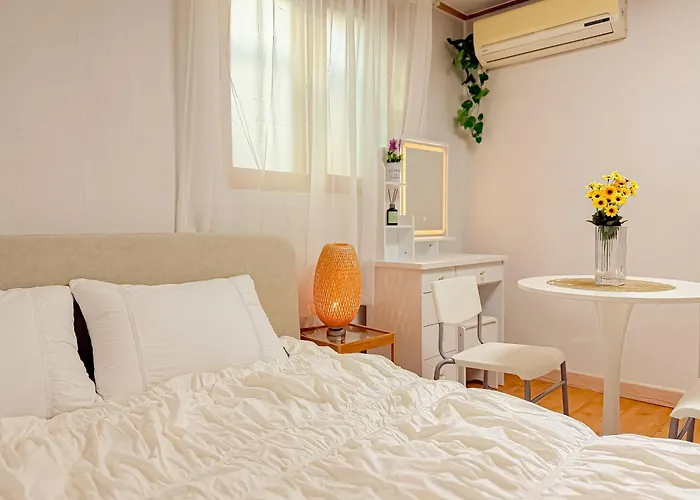 Hongdae Station 10-minute Walk Yeonnam Stay2 *
